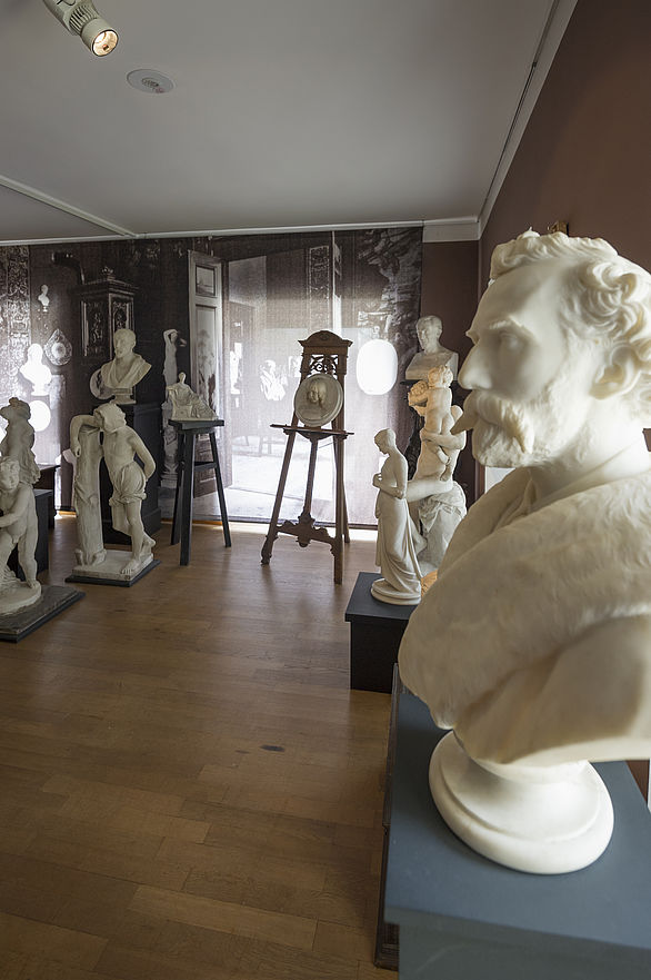 Insight into the studio of the sculptor Josef von Kopf