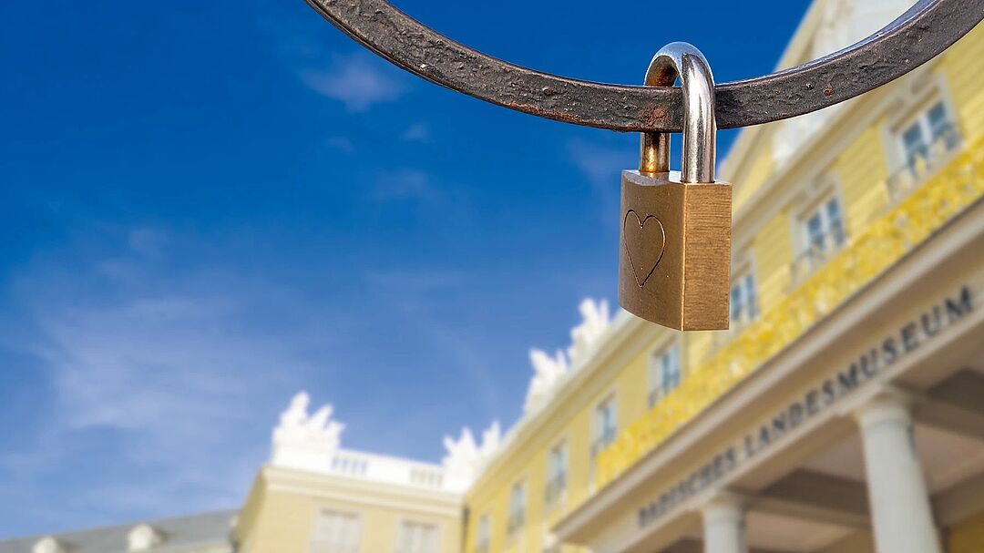 Vorhängeschloss vor dem Haupteingang des Karlsruher Schlosses