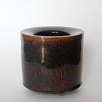 schwarzbraunes, doppelwandiges Keramikgefäß