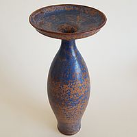 blaues Keramikgefäß mit schmalem Hals und breiter Öffnung