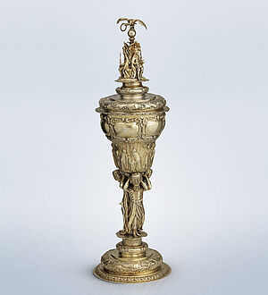 Deckelpokal des Johann Rudolph Schmid von Schwarzenhorn / Süddeutsch (?) / 17. Jh. Diesen reich verzierten Pokal vermachte der Dolmetscher und Diplomat seiner Heimatstadt Stein am Rhein. Schmid von Schwarzenhorn arbeitete unter drei Sultanen und drei Kaisern – sie alle sind dargestellt. Das Spitzenstück barocker Goldschmiedekunst ist heute noch in Gebrauch.