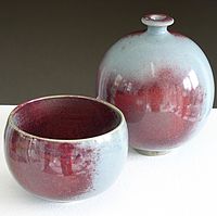 Keramikgefäße mit kräftigen Purpurakzenten