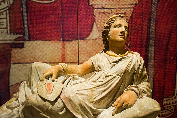 Urnendeckel mit einer liegenden etruskischen Frau