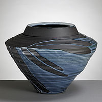 schwarz-blaue geriffelte Vase