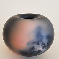 fast rundes, bunt verziertes Keramikgefäß