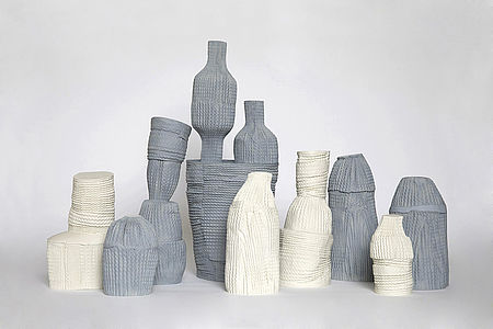 Zehn unterschiedliche Keramikvasen in Wellpappenoptik der Künstlerin Lea Georg.