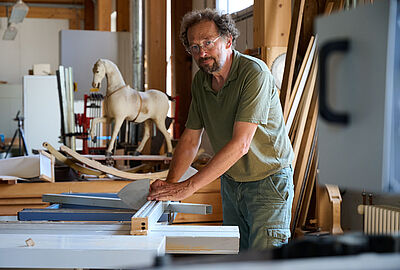 Christoph Adler in seiner Holzwerkstatt
