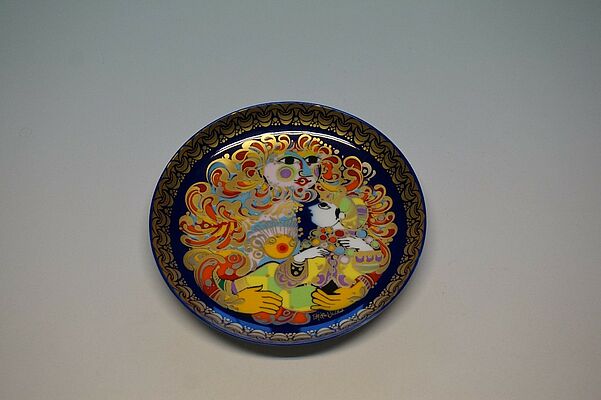 Bunter Teller mit einer Darstellung von Aladin und der Wunderlampe