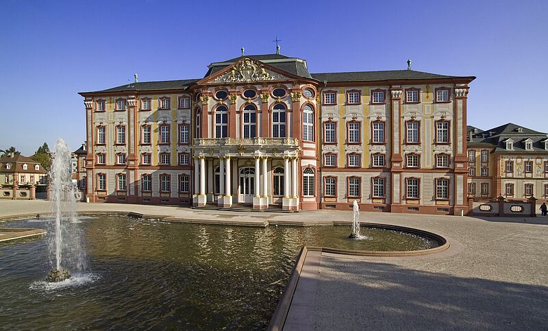 Ansicht des Schloss Bruchsal mit einem Brunnen