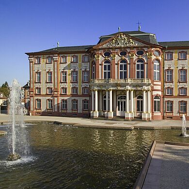 Ansicht des Schloss Bruchsal mit einem Brunnen