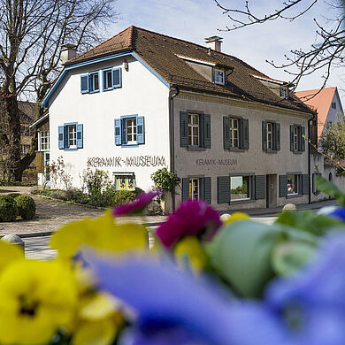 Außenansicht des Keramikmuseum Staufen mit Blumen davor