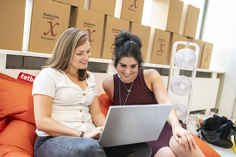 Besucherinnen mit Laptop