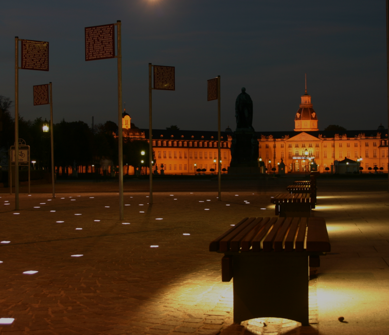 Karlsruher Schloss mit dem Platz der Grundrechte bei Nacht