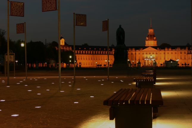 Karlsruher Schloss mit dem Platz der Grundrechte bei Nacht