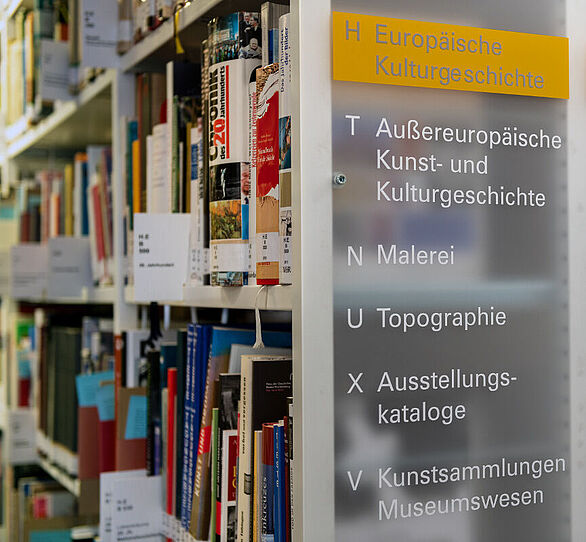 Bücherregal in der Bibliothek