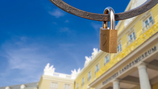 Vorhängeschloss vor der Fassade des Karlsruher Schlosses